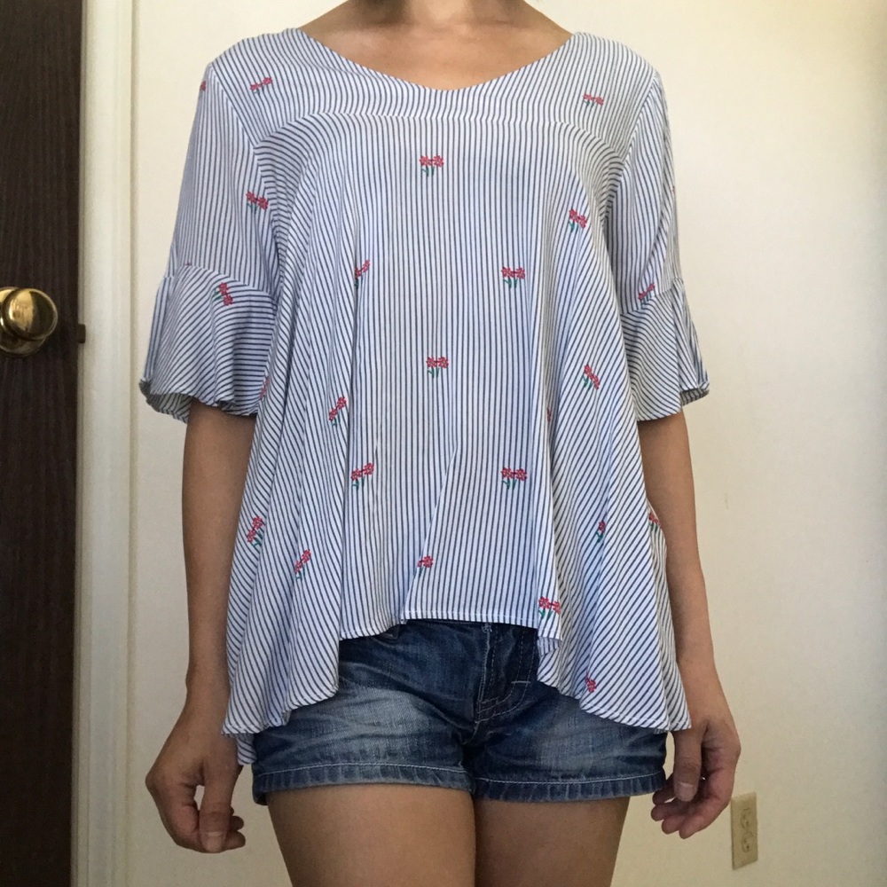 🆕 Lady’s Floral top - chest 40” L22”